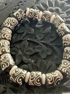 Artisan African Handmade Ceramic Glass Bead Elastic Bracelet. Black White